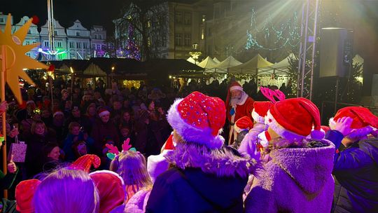 𝗧𝗿𝘄𝗮 𝗣𝗢𝗟𝗦𝗞𝗢 - 𝗖𝗭𝗘𝗦𝗞𝗜 𝗝𝗮𝗿𝗺𝗮𝗿𝗸 Świąteczny 2025 w Jeleniej Górze!