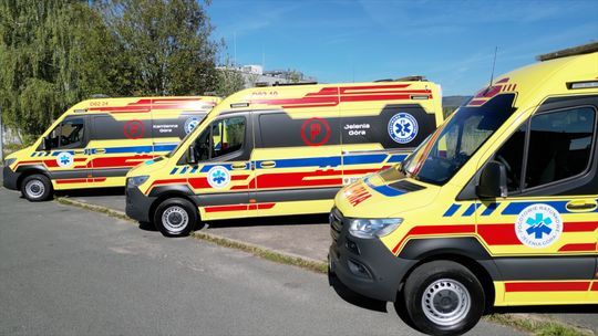 Trzy nowe karetki dla jeleniogórskiego pogotowia