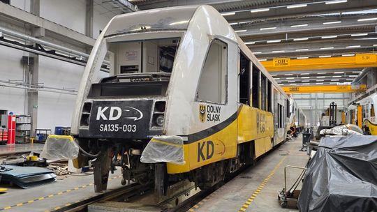 W hali serwisowej Kolei Dolnośląskich przy ul. Pątnowskiej w Legnicy trwają prace w ramach przeglądu P4.