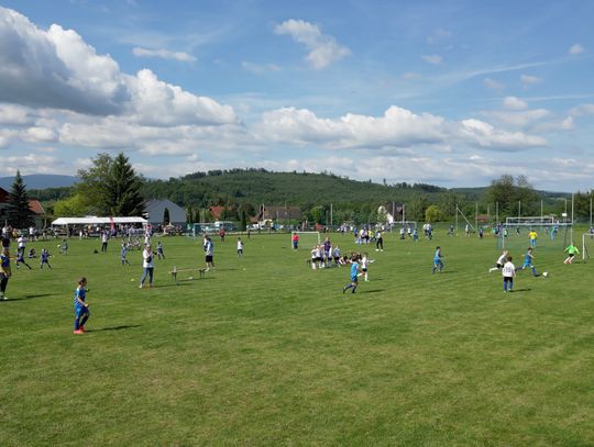 Blisko 400 młodych piłkarzy grało w Jeżowie Sudeckim