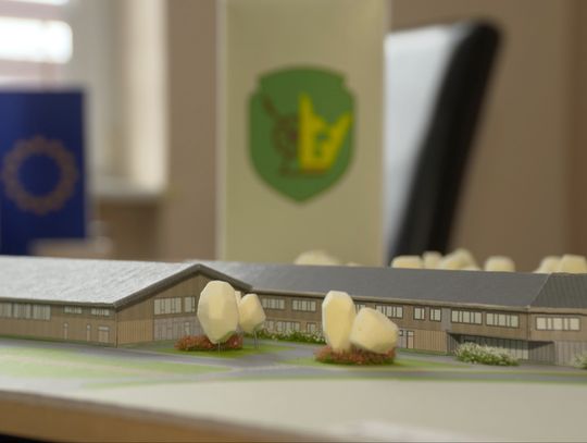 Budowa szkoły w Mysłakowicach przechodzi w fazę realizacji