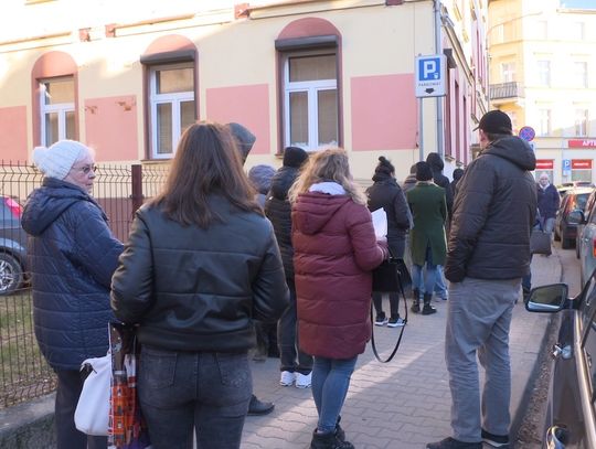 Długa kolejka chętnych do wyrobienia paszportu