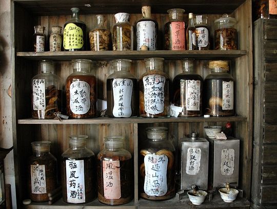 Jakie surowce farmaceutyczne stosuje się w polskim przemyśle?