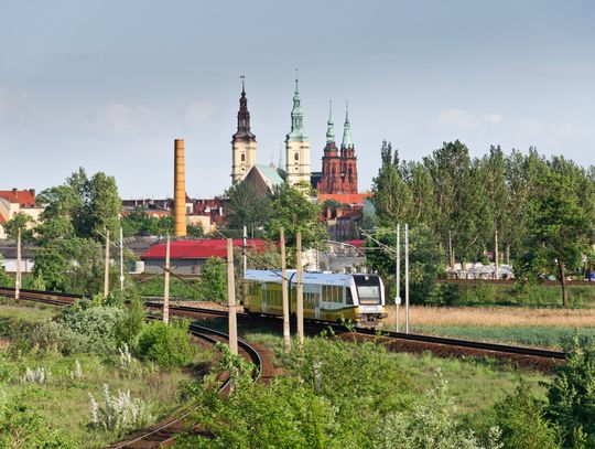 Koleje Dolnośląskie na torach z Wrocławia do Warszawy. Przewoźnik złożył wniosek do Urzędu Transportu Kolejowego