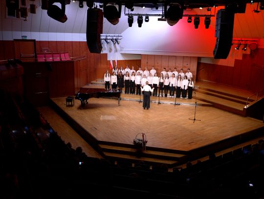 Młodzi muzycy i ich nauczyciele muzycy zagrali koncert niepodległościowy