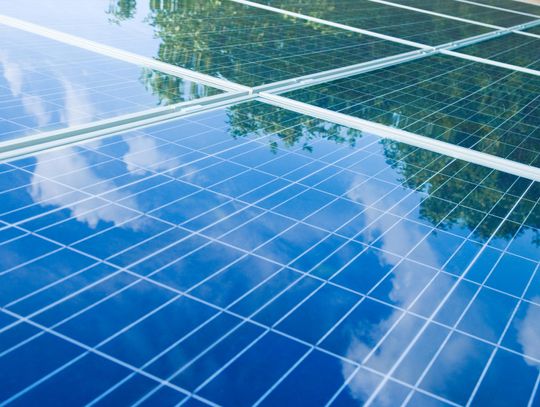 Panele fotowoltaiczne dla firm – czy to się sprawdza?