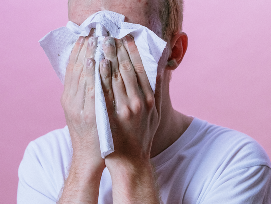 Pielęgnacja przy AZS – jakich kosmetyków warto używać?