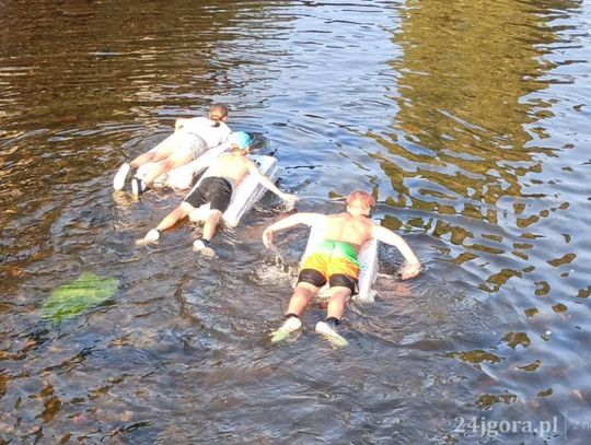 Pływali na styropianie 