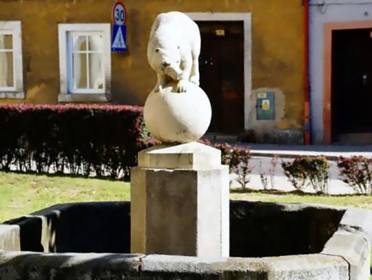 Popularna fontanna z misiem na rynku w Mirsku odzyska dawny blask