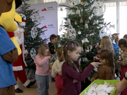 Przedszkolaki przystroiły kolejną choinkę