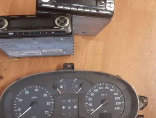 Rozebrał kradzione auto w garażu