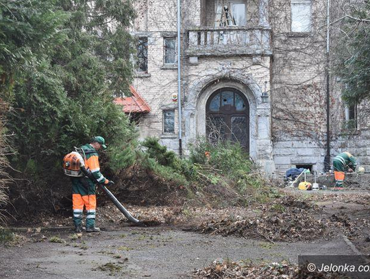 Sprzątają park przy "zameczku"