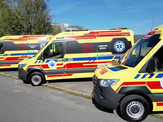 Trzy nowe karetki dla jeleniogórskiego pogotowia