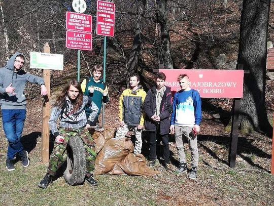 Uczniowie sprzątali las
