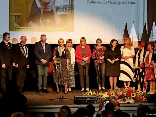 Uroczysta sesja Rady Miejskiej Jeleniej Góry pełna nagród i tytułów