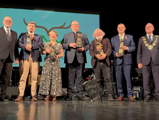 Uroczysta sesja Rady Miejskiej Jeleniej Góry w Teatrze Norwida - wyróżnienia, honorowe tytuły