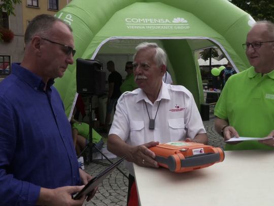 [VIDEO] Defibrylator został zamontowany w centrum Jeleniej Góry 