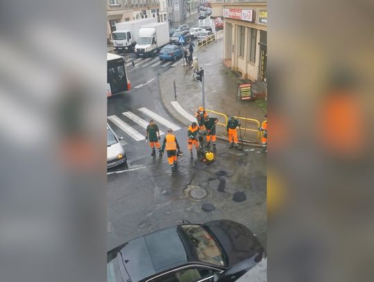 W czasie deszczu łatali dziury w drodze