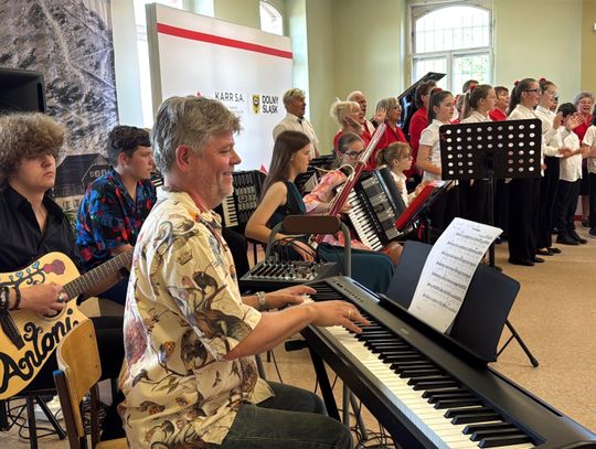 🎻W Galerii Karkonoskiej odbył się ostatni w tym sezonie „Muzyczny Czwartek” pt. Niech żyją wakacje!