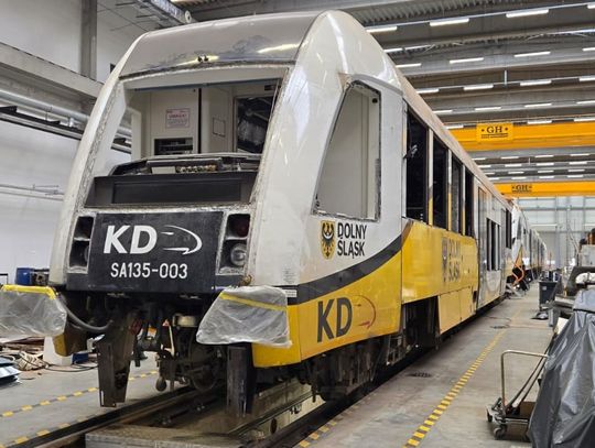 W hali serwisowej Kolei Dolnośląskich przy ul. Pątnowskiej w Legnicy trwają prace w ramach przeglądu P4. W hali serwisowej Kolei Dolnośląskich przy ul. Pątnowskiej w Legnicy trwają prace w ramach przeglądu P4.