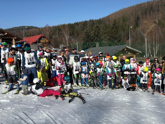 ⛷️🏂W Powiecie Karkonoskim na stoku Karpatka odbył się Puchar Ostatniej Śnieżynki⛷️🏂