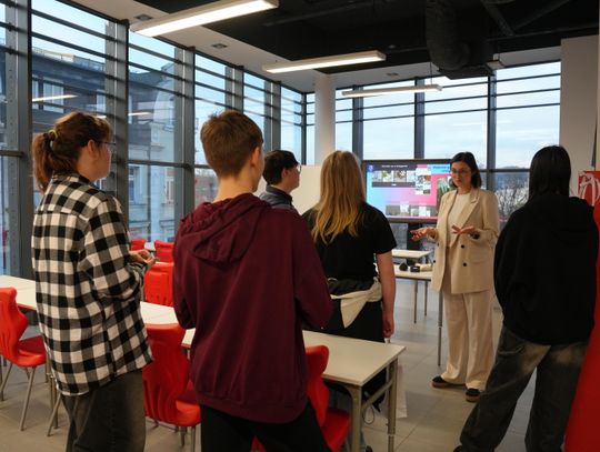 𝗪ieczór z przyszłością 𝘄 𝗧𝗘𝗕 𝗘𝗱𝘂𝗸𝗮𝗰𝗷𝗮 𝘄 𝗝𝗲𝗹𝗲𝗻𝗶𝗲𝗷 Górze 𝘇𝗮 𝗻𝗮𝗺𝗶