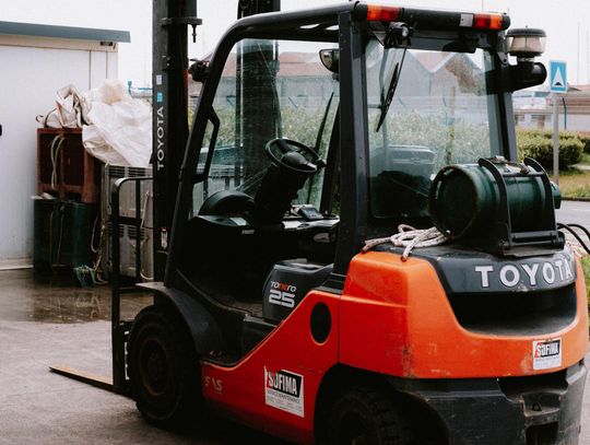 Wózek widłowy Toyota - jak wybrać model dopasowany do potrzeb firmy?