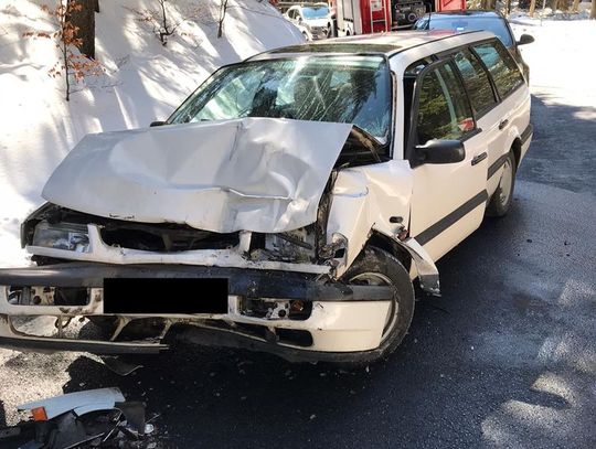 Wpadł w poślizg i zjechał na przeciwległy pas ruchu, doprowadzając do zderzenia z pojazdem ciężarowym...