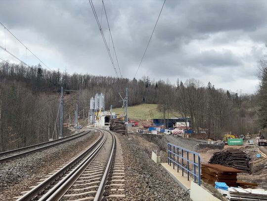 Wydłuży się przebudowa tunelu kolejowego w okolicy Trzcińska