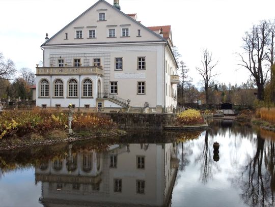 Z wizytą w historycznym pałacu z przepięknymi ogrodami do zwiedzania