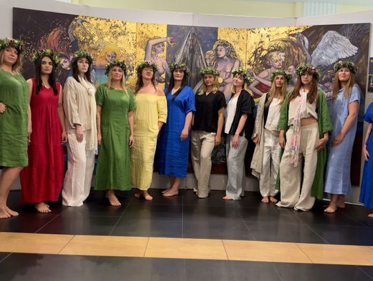 12 bogiń, złoto i rdza w Pałacu na Wodzie w Staniszowie