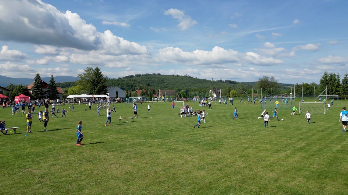 Blisko 400 młodych piłkarzy grało w Jeżowie Sudeckim