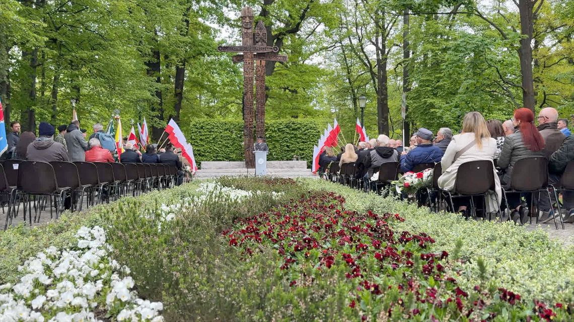 🇵🇱 Dziś 𝗼𝗱𝗱𝗮𝗻𝗼 hołd 𝗯𝗼𝗵𝗮𝘁𝗲𝗿𝗼𝗺 i ofiarom, łącząc się w zadumie i refleksji🇵🇱