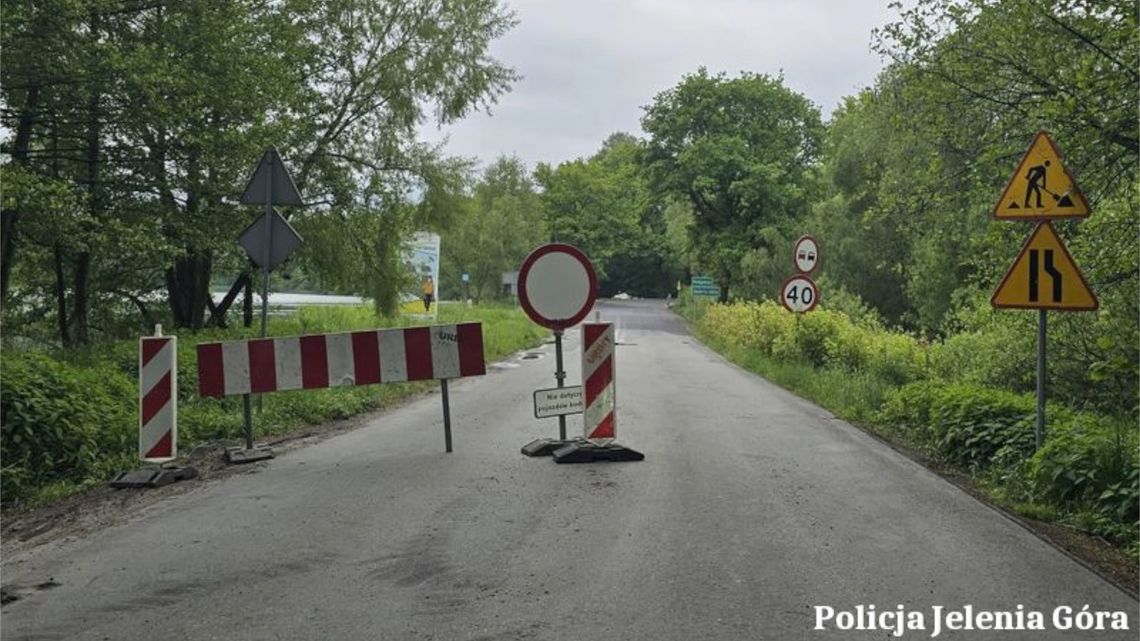 Jeleniogórscy policjanci reagują na zgłoszenia mieszkańców i przypominają o obowiązku przestrzegana znaków drogowych Jeleniogórscy policjanci reagują na zgłoszenia mieszkańców i przypominają o obowiązku przestrzegana znaków drogowych