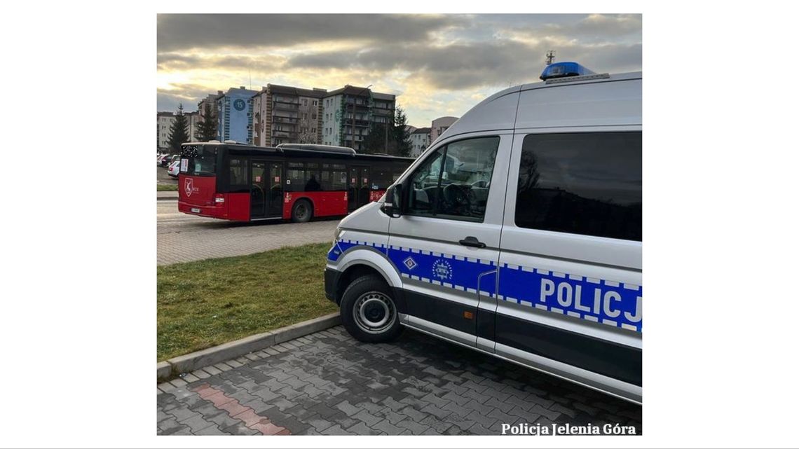  Kierujący autobusem komunikacji potrącił 86-letnią kobietę przechodzącą przez oznakowane przejście dla pieszych