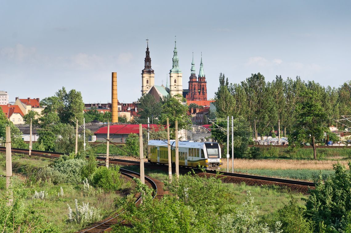 Koleje Dolnośląskie na torach z Wrocławia do Warszawy. Przewoźnik złożył wniosek do Urzędu Transportu Kolejowego