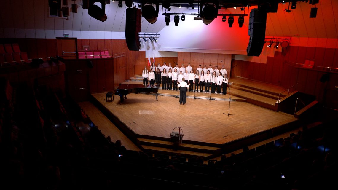 Młodzi muzycy i ich nauczyciele muzycy zagrali koncert niepodległościowy Młodzi muzycy i ich nauczyciele muzycy zagrali koncert niepodległościowy