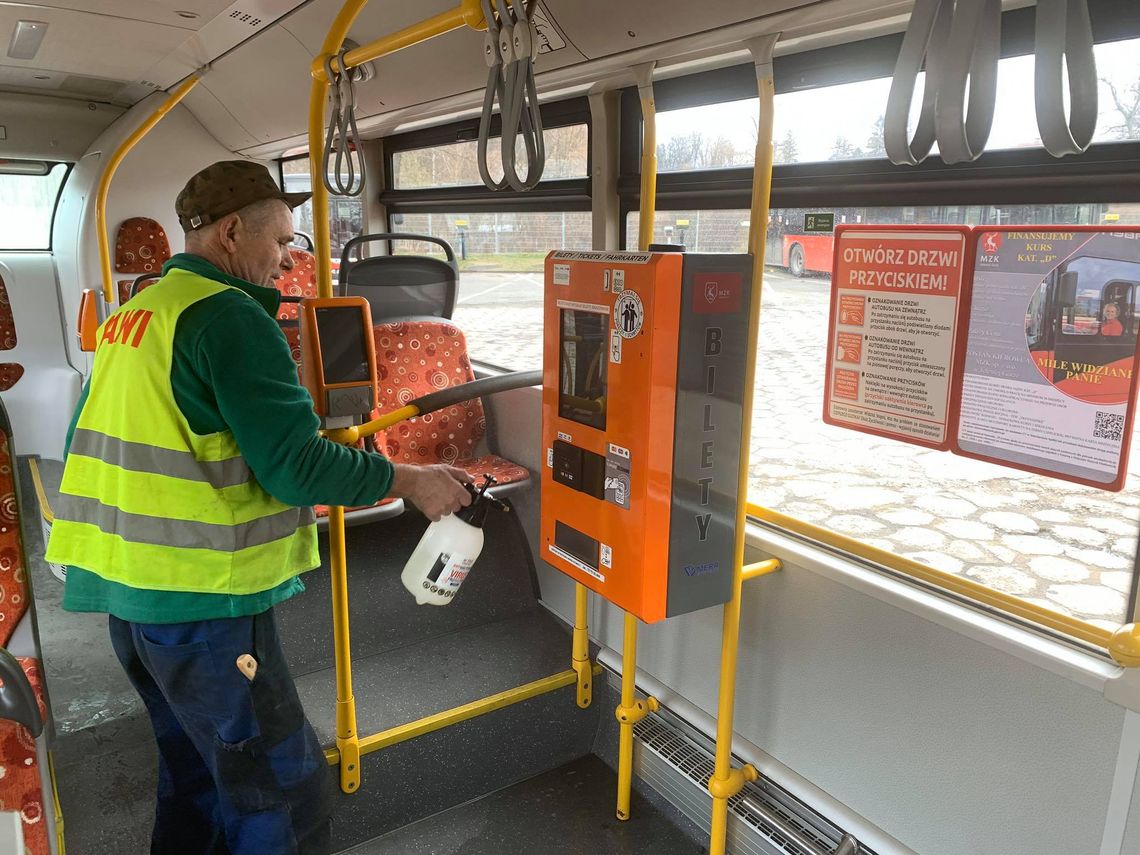 MZK dezynfekuje autobusy i biletomaty