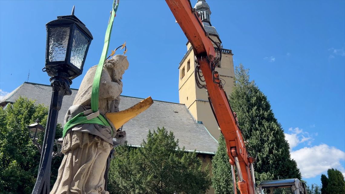 Na kowarski most Nepomucena przy Placu Franciszkańskim powróciła figura świętego Jana