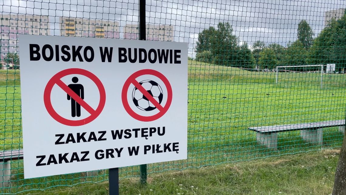 Nowe boisko zamknięte przez rok, bo...rośnie trawa