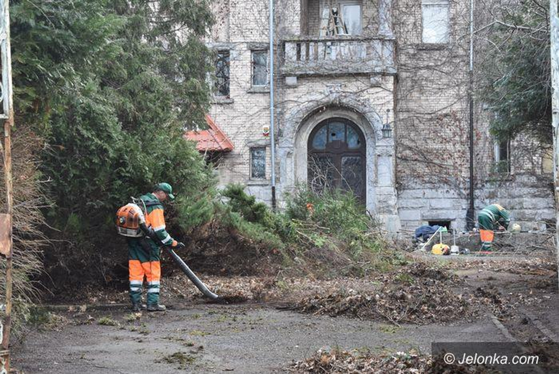 Sprzątają park przy "zameczku"