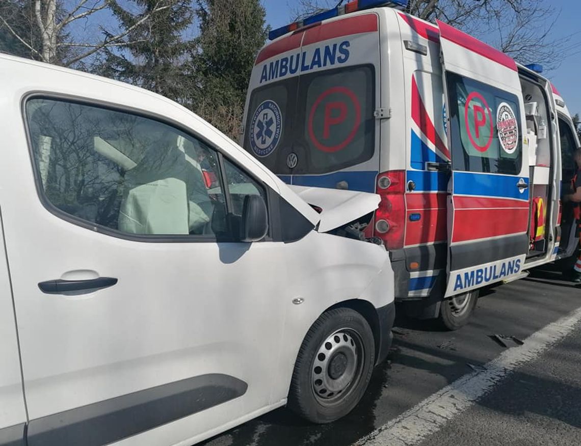 Transport medyczny wjechał w ambulans