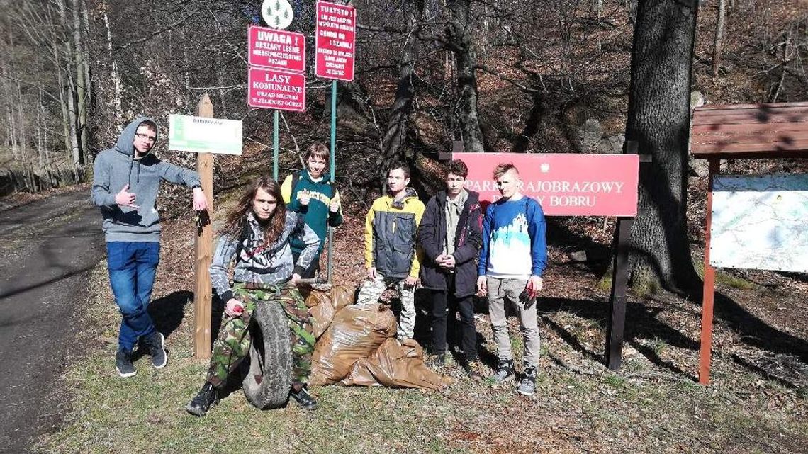 Uczniowie sprzątali las