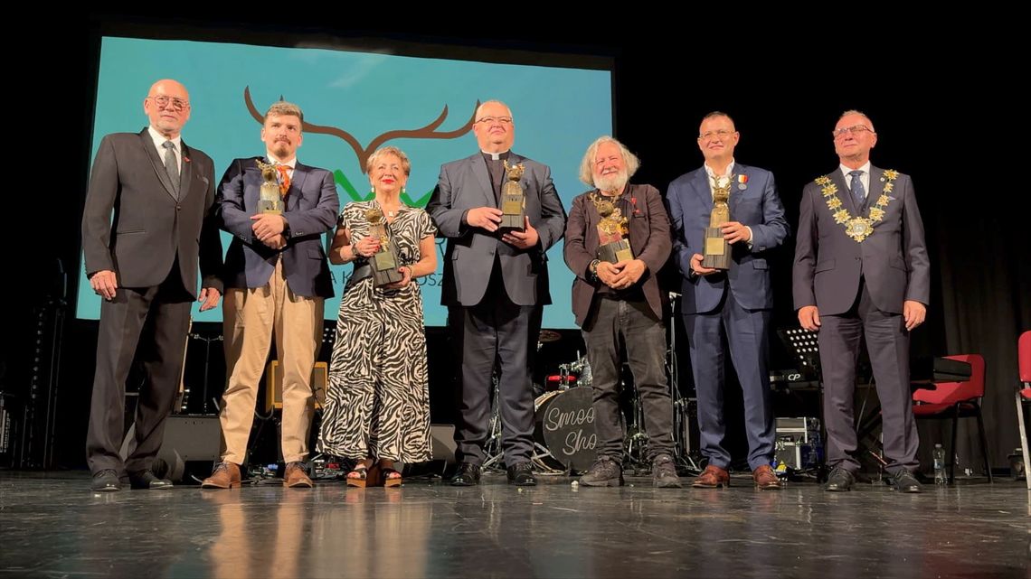 Uroczysta sesja Rady Miejskiej Jeleniej Góry w Teatrze Norwida - wyróżnienia, honorowe tytuły