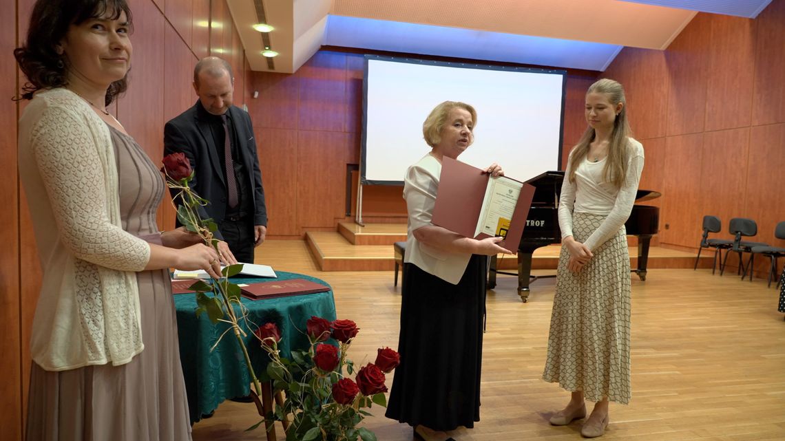 Uroczyste rozdanie dyplomów szkoły muzycznej Uroczyste rozdanie dyplomów szkoły muzycznej