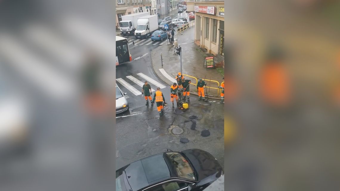 W czasie deszczu łatali dziury w drodze