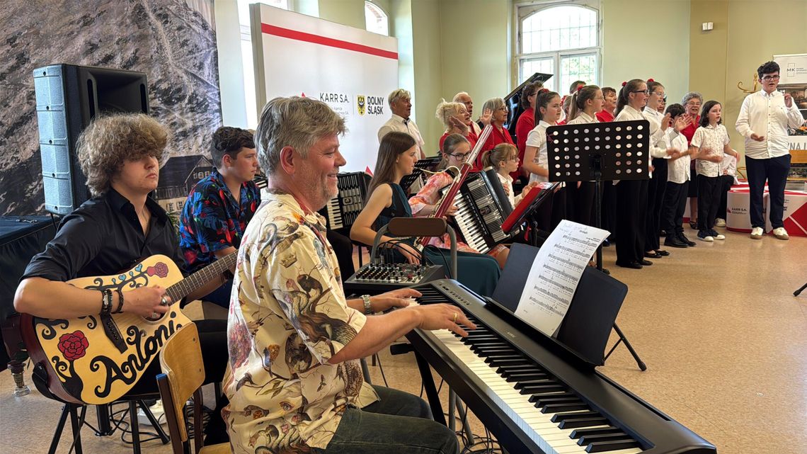 🎻W Galerii Karkonoskiej odbył się ostatni w tym sezonie „Muzyczny Czwartek” pt. Niech żyją wakacje! 🎻W Galerii Karkonoskiej odbył się ostatni w tym sezonie „Muzyczny Czwartek” pt. Niech żyją wakacje!