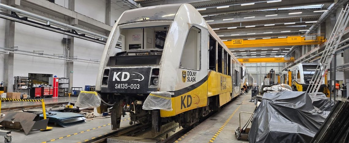W hali serwisowej Kolei Dolnośląskich przy ul. Pątnowskiej w Legnicy trwają prace w ramach przeglądu P4. W hali serwisowej Kolei Dolnośląskich przy ul. Pątnowskiej w Legnicy trwają prace w ramach przeglądu P4.