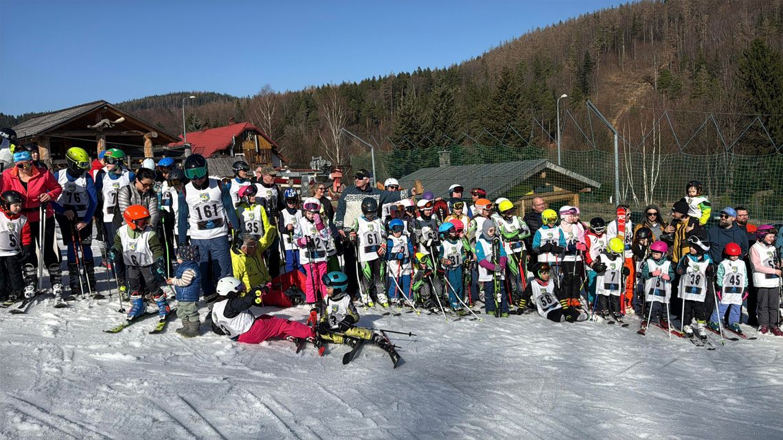 ⛷️🏂W Powiecie Karkonoskim na stoku Karpatka odbył się Puchar Ostatniej Śnieżynki⛷️🏂