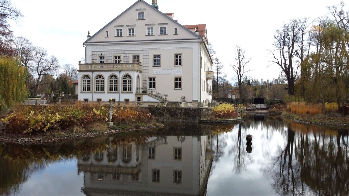 Z wizytą w historycznym pałacu z przepięknymi ogrodami do zwiedzania